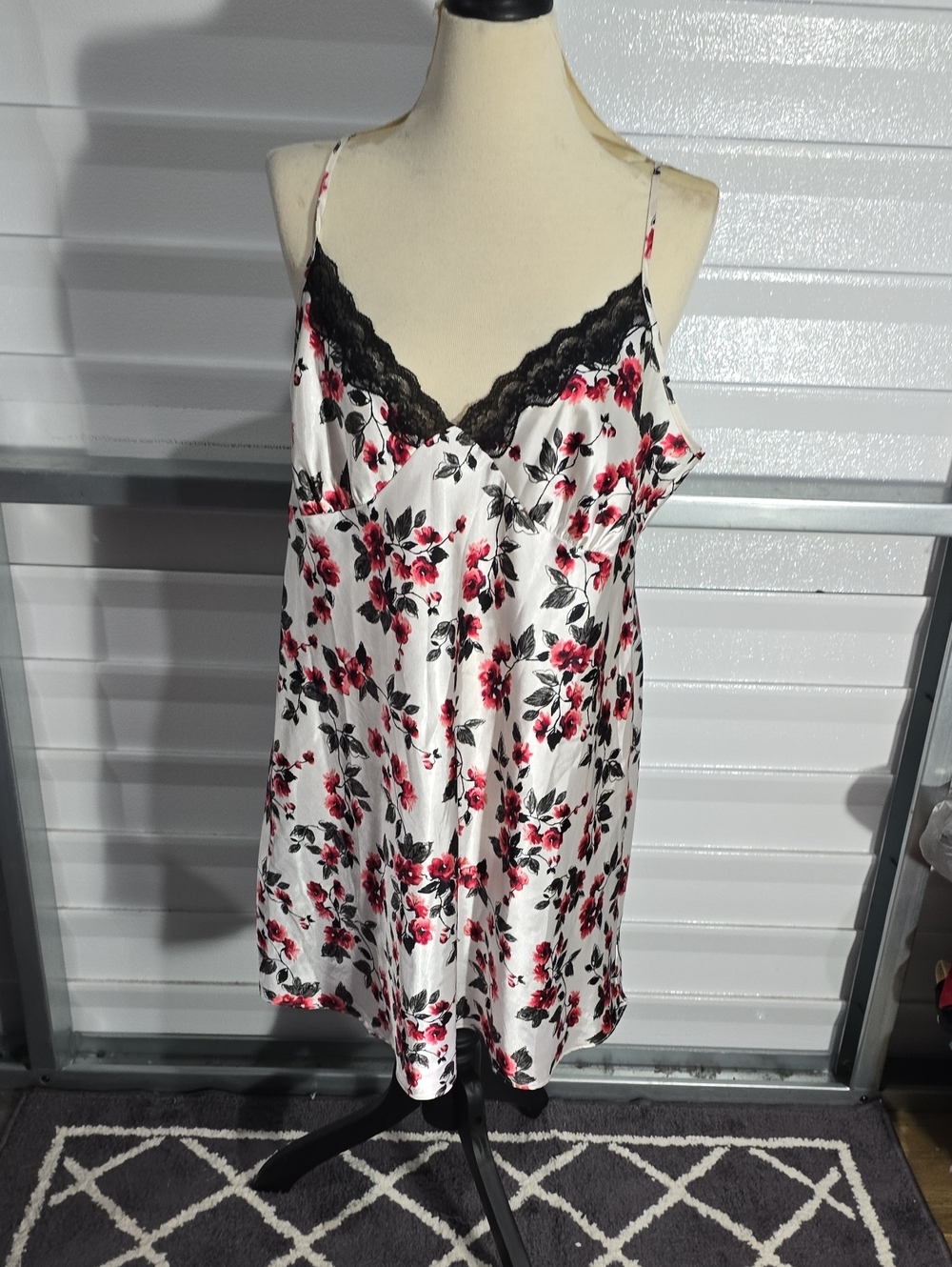 Ambrielle White Satin Chemise with Red Floral Pattern and Black Lace Trim ‎ 1X